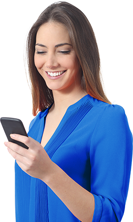 Mulher sorrindo usando celular